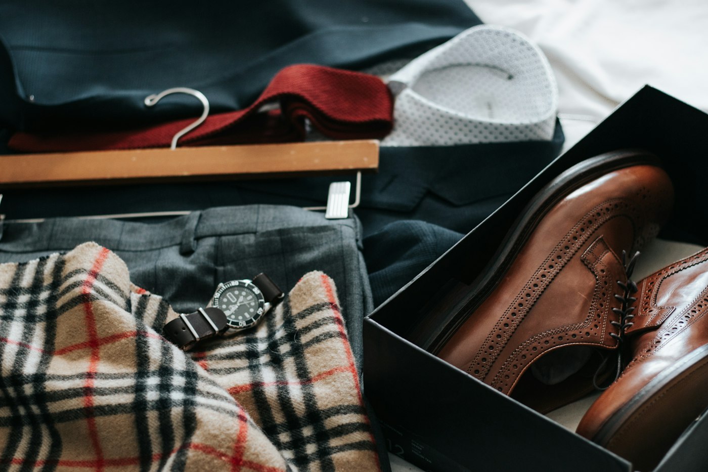 Gefalteter Anzug, Hemd, Krawatte und braune Schuhe